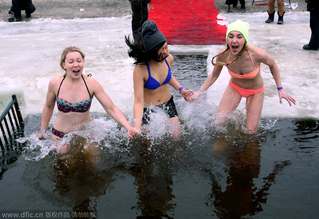 加拿大民众冬泳 冻到尖叫