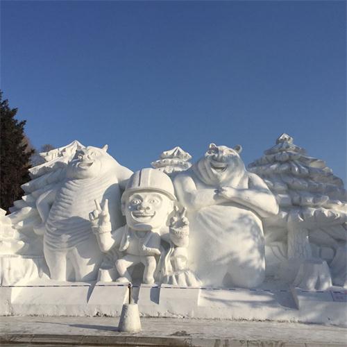 南湖公园雪雕吸引市民观赏