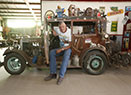 美国老人用废铁制作多台汽车 开办矮车“博物馆”
