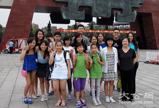 香港学校与内地学校结为姊妹学校,让港生有机会了解内地发展 资料图 大公网1月18日讯(记者 黄昱) 反对派声称政府加大资助本港学校与内地学校缔结“姊妹学校”是为了“赤化教育”,行政长官梁振英回应指,缔结“姊妹学校”的做法,在世界上都非常普遍,过去也受到学校的欢迎,强调学生有选择是否到内地交流的自主权。他又指出,内地访港旅客虽对港人生活造成一定压力,但亦对港经济发展带来得益,应互相包容,发展互利。 “学民思潮&rd