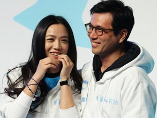 汤唯携韩国老公亮相秀钻戒 俏皮吐舌频卖萌