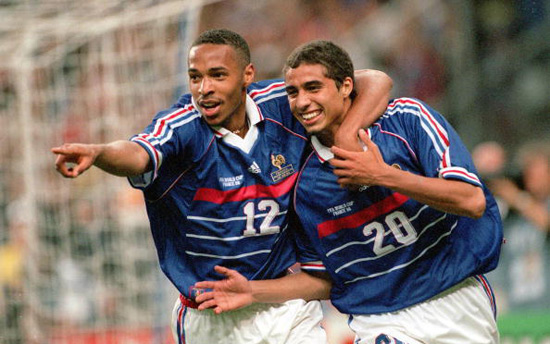 1998年世界杯,特雷泽盖与亨利庆祝进球