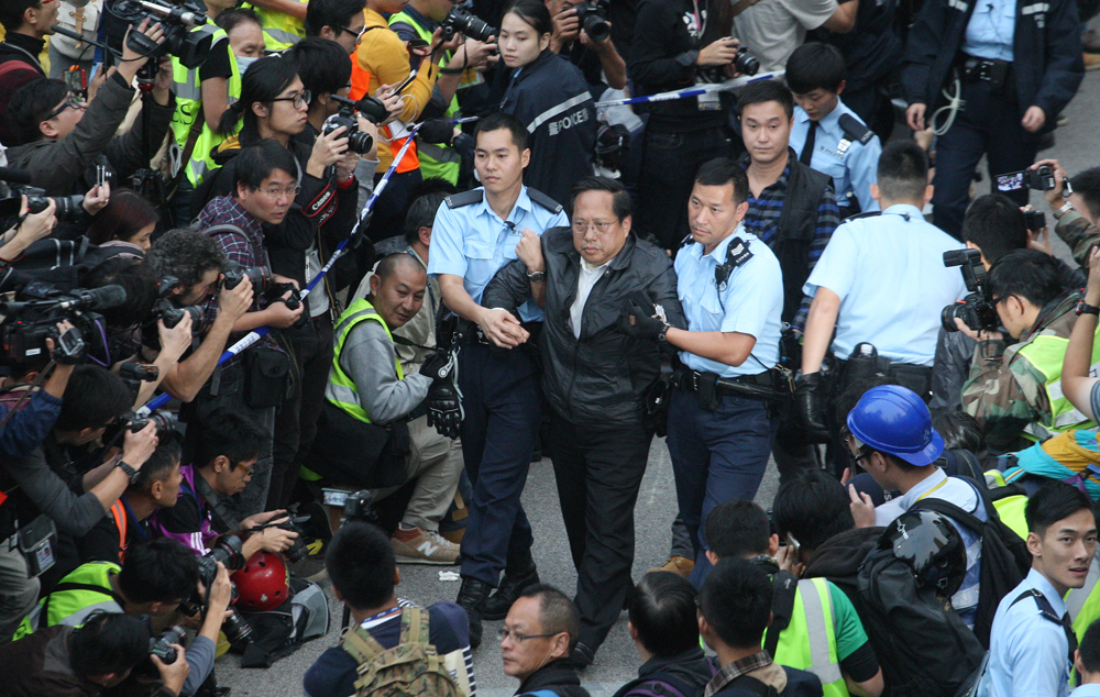 图:何俊仁等反对派议员在占领行动清场时被警员押走资料图片