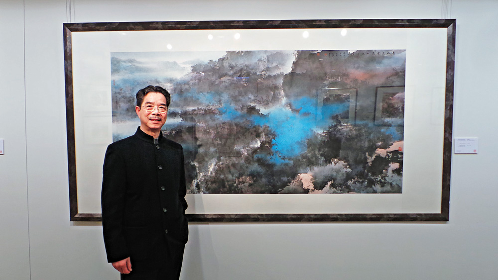 展出何百里从艺五十载不同阶段创作的逾三十幅水墨画作及六张书法作品