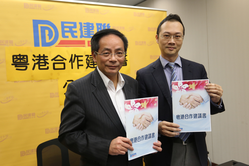 (左)认为香港应利用自身优势,进一步加强粤港合作本报记者何嘉骏摄
