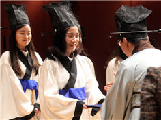 惊艳：韩国大学生毕业典礼穿“道士服”