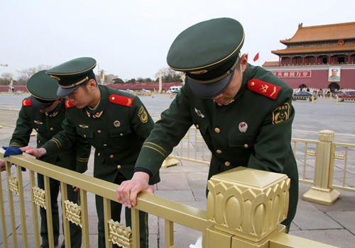 数百武警清洗天安门广场迎两会