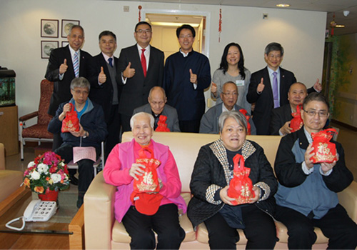 张晓明访探访安老院 向长者拜年派送“福袋”