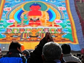 “世界藏学府”拉卜楞寺晒佛 巨型大佛引数万民众瞻仰