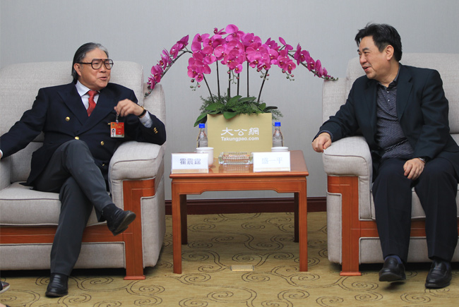 3月3日，大公报总经理盛一平（右）会见全国政协委员、香港奥委会会长、霍英东集团主席霍震霆（左）。大公网 张文杰摄