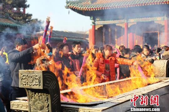 承德普宁寺“新春祈愿法会”香火旺近10万游客入寺祈福