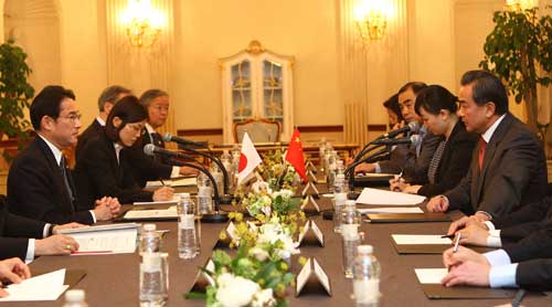 日外相：日本愿正视历史面向未来 改善中日关系
