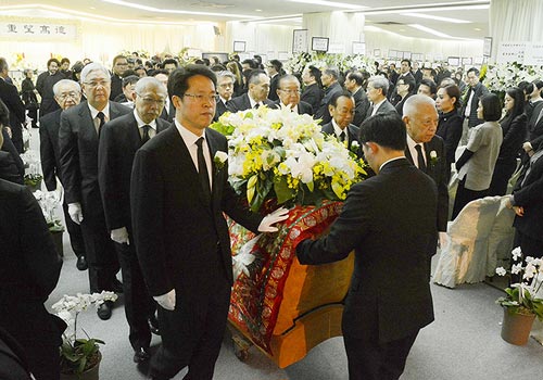 邱德根公祭仪式:董建华张晓明亲自扶灵