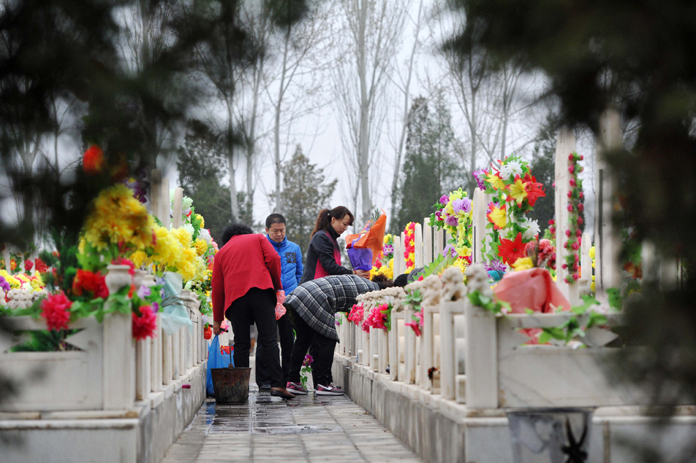 图:在宁夏回族自治区银川市松鹤陵园,市民用鲜花及绢花祭奠\新华社