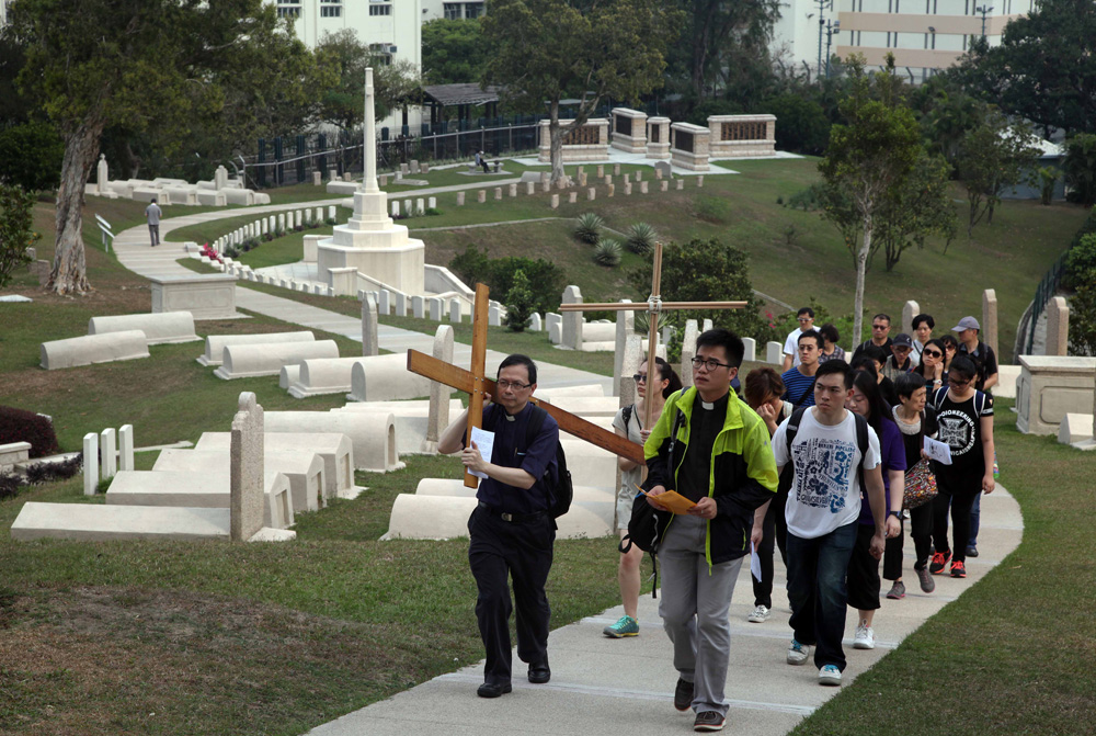 图:圣公会教友在赤柱军人坟场行苦路