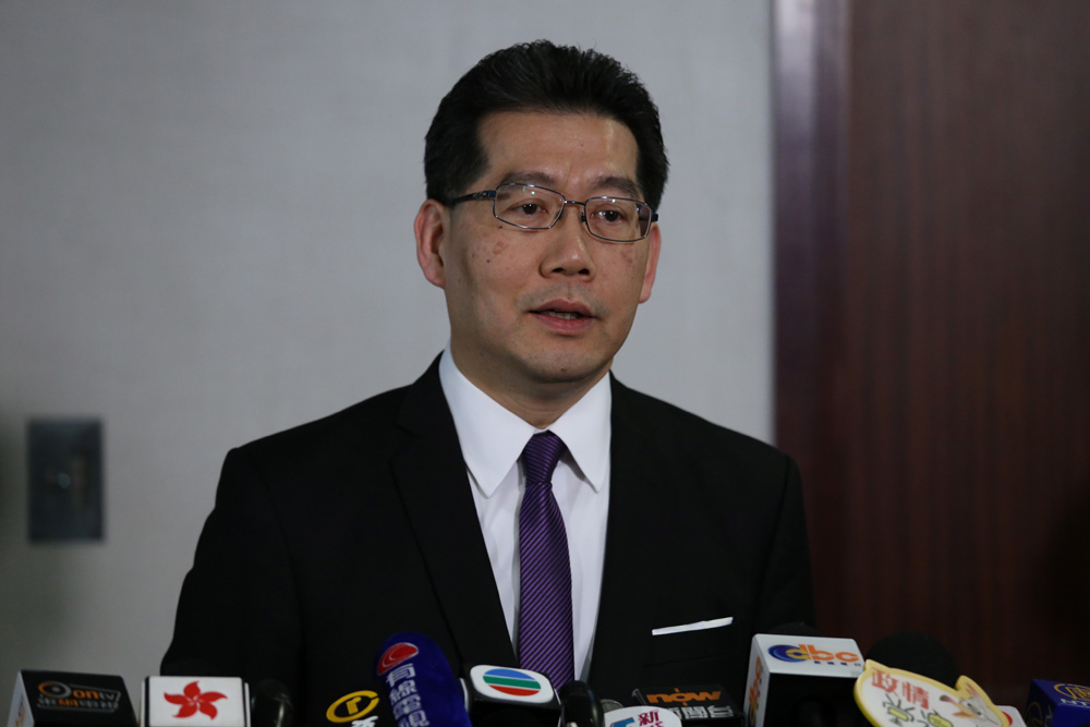 昨日出席立法会资讯科技及广播事务委员会会议本报记者何嘉骏摄
