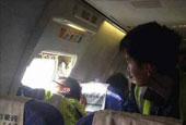 乘客因好奇打开飞机安全门被拘