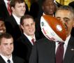 奥巴马白宫欢迎橄榄球冠军队 现场秀球技