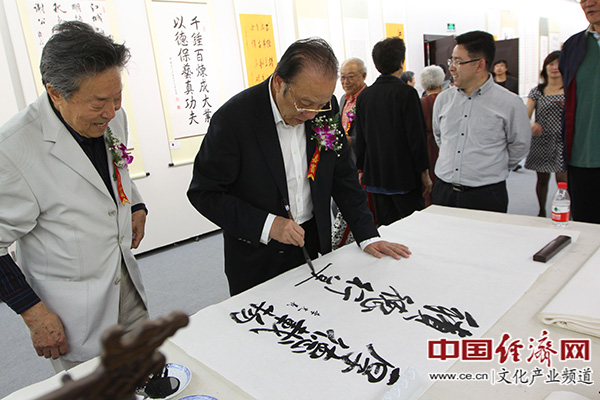 著名歌唱家李光羲,杨洪基现场书法创作 与以往展览不同的是