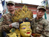 西藏寺院受震将坍塌 官兵冒险抢救转移佛像