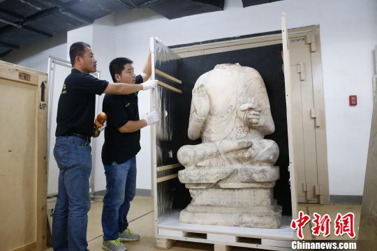 来自河北幽居寺的北齐时期释迦牟尼像佛身在5日的点交现场