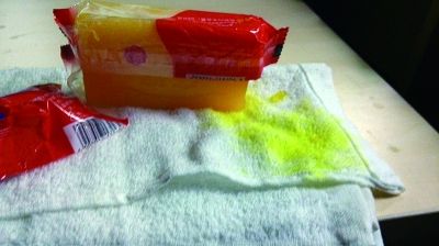 2 使用肥皂对黄色污渍进行摩擦  摄/法制晚报记者 张群琛 