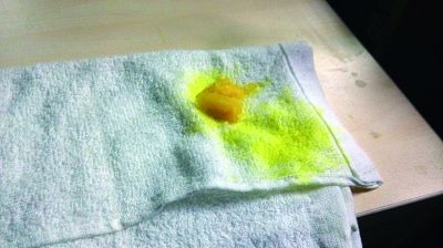 实验过程  1 把笨NANA的外皮放在毛巾上，很快将毛巾染黄  摄/法制晚报记者 张群琛