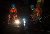 长江客船翻沉事件：救援人员开始切割船底打捞救人 