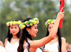 创意毕业典礼 空姐扮圣女点圣火放梦想的白鸽！