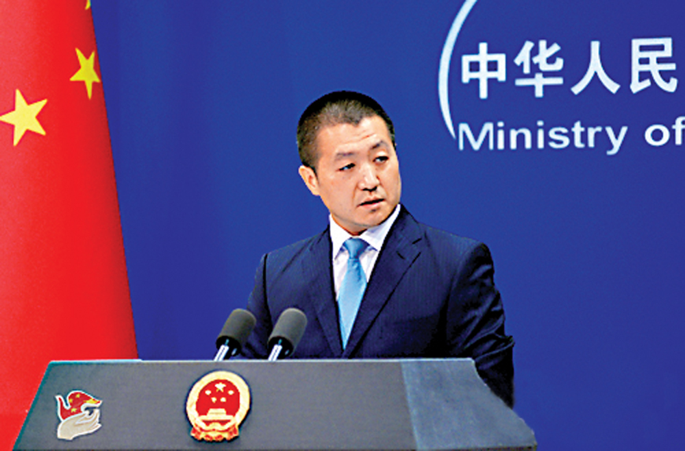 圖:中國外交部發言人陸慷16日就中國南沙島礁建設問題答記者問/網路圖片 【大公報訊】中國外交部發言人陸慷16日就中國南沙島礁建設有關問題答記者問表示,中國在南沙羣島部分駐守島礁上的建設將於近期完成陸域吹填工程,下階段中方將開展滿足相關功能的設施建設,除滿足必要的軍事防衞需求外,更多的是為了包括海上搜救、防災減災、海洋科研等各類民事需求服務。 據中新社北京報道:中國外交部發言人陸慷16日指出,南沙島礁建設是中國主權範圍內的事,合法、合理、合情,不針對任何國家,不會對各國依據國際法在南海享有的航