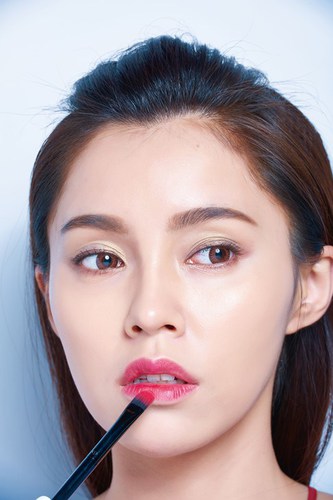 粉色眼镜搭配什么眼妆,粉色眼镜搭配什么眼妆好看