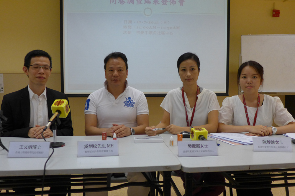 图:奚炳松(左二)表示,现时电子烟是在没有监管下随意在香港市面出售,希望家长及学校多加留意。左为王文炳、右二为樊丽霞和右为陈静姚/大公报记者 吕昕屿摄 【大公报讯】记者吕昕屿报道:电子烟已杀入小学校园,以水果味、廉价及不含尼古丁等吸引青年人。一项调查显示,3.
