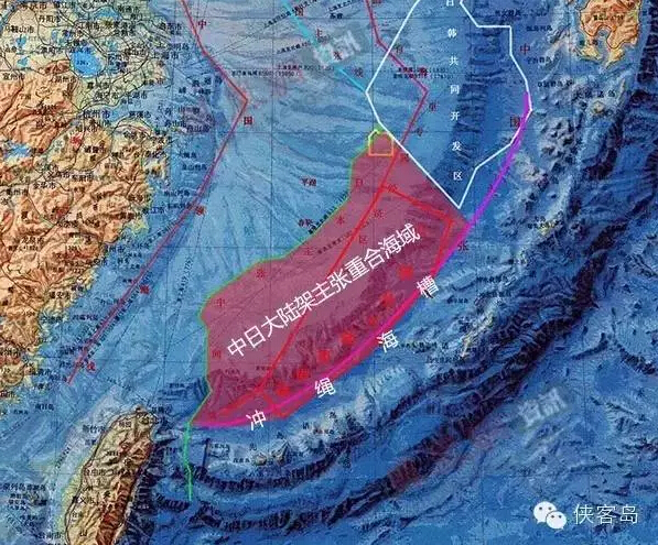 提及东海大陆架划界,就不得不谈到冲绳海槽。冲绳海槽是位于东海大陆架外缘、东海陆架边缘隆褶带与琉球岛弧之间的一个狭长带状弧间盆地。是不是很考验考验地理知识?东海海底大部分地区属于典型的大陆架结构,是中国大陆在海洋的自然延伸,冲绳海槽自然地成为两国大陆架的分界线。
