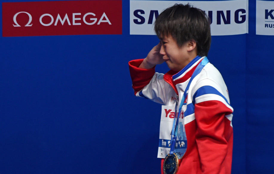 朝鲜选手夺跳水金牌后泪流满面