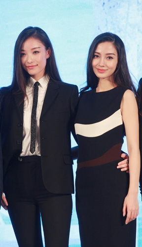 图:angelababy(右),倪妮出席电影《新娘大作战》发布会