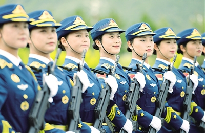 右图 女兵方队英姿飒爽,成为阅兵村训练场上一道亮丽的风景线.
