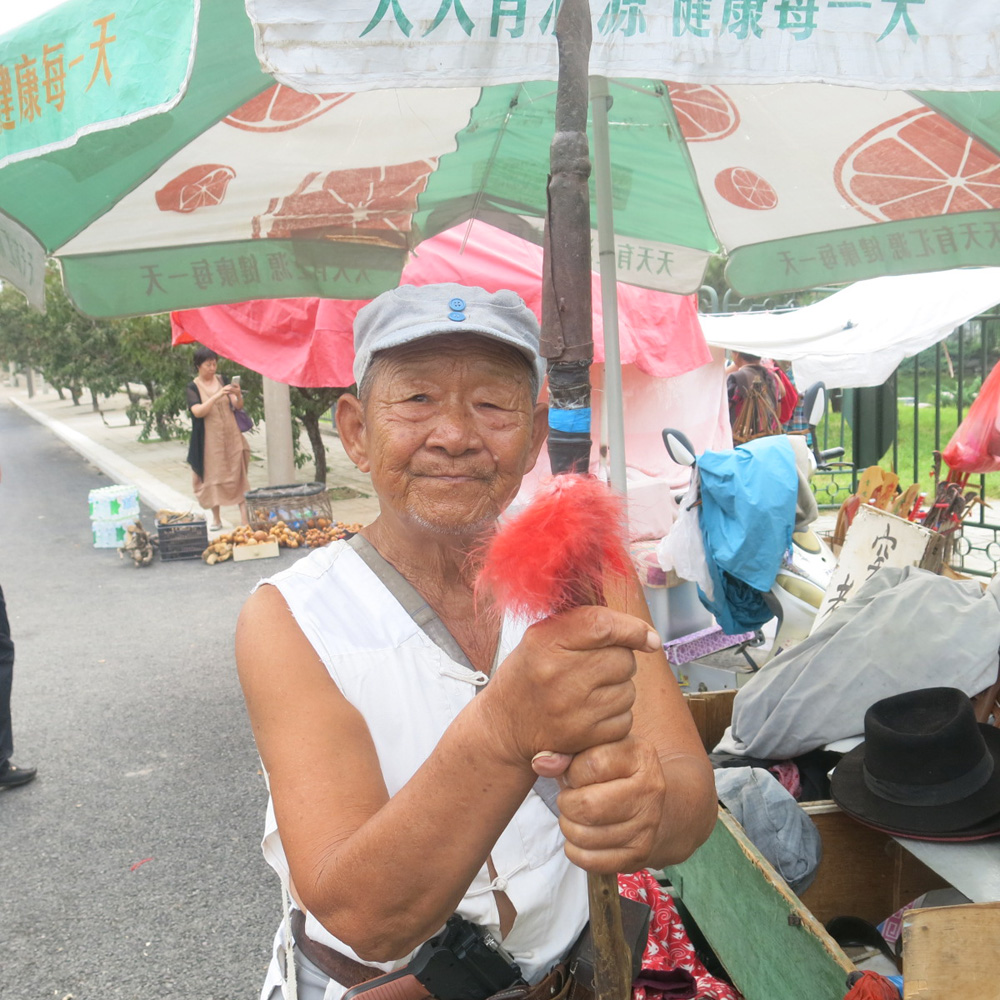 图:年逾八十的老兵焦志斌讲述地道战历史 大公报记者李理摄