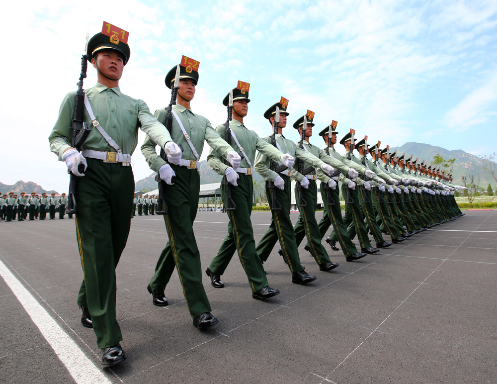 图:武警部队抗战英模部队方队官兵在阅兵训练基地进行训练  新华社