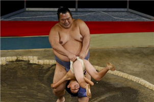 日本小朋友挑战专业相扑手