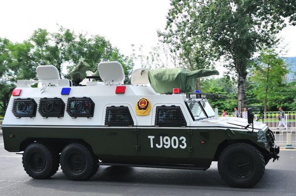 武警部队的防暴"猛士"高机动轮式车