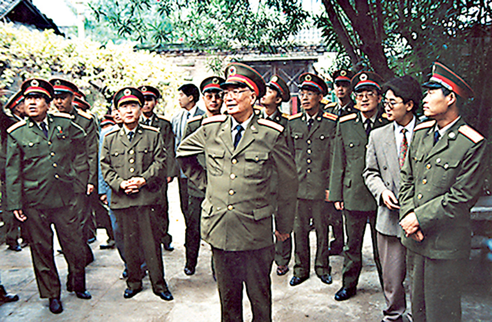 图:1993年9月,张震将军(中)重走长征路到贵州习水县\网路图片