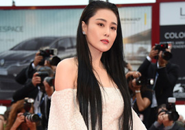 张馨予化身美人鱼出席电影节红毯