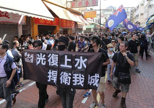 港激进分子再“赶客” 高举龙狮旗