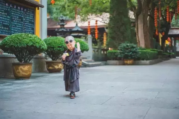 灵隐寺最萌小和尚 年仅两岁 上香打坐有模有样