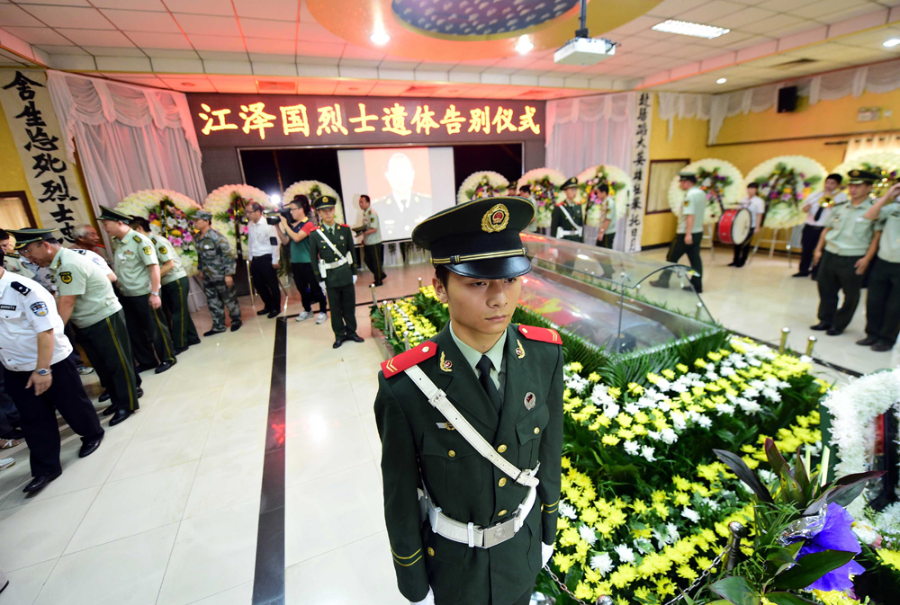 图:在天津港爆炸事故中牺牲的消防员江泽国烈士遗体告别仪式8月19日