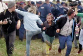 匈牙利女记者故意绊倒抱小孩难民
