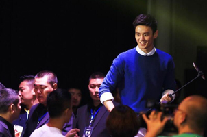 宁泽涛举自拍杆与粉丝合影 夺金纪念邮票亮相