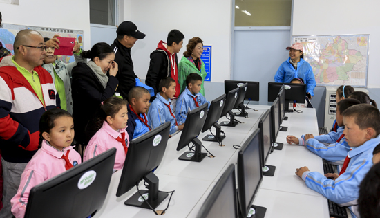 嘉康利中国公益基金捐助新疆哈萨克族小学和山西临汾山区小学