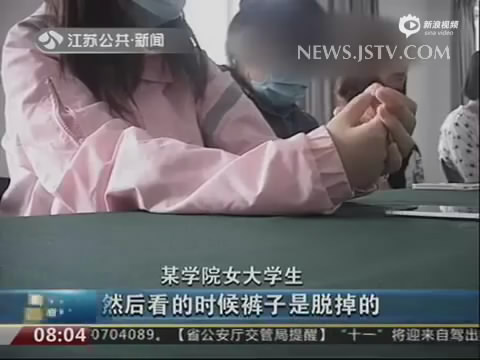 大叔偷窥女生宿舍脱裤做不雅动作被抓称丢人