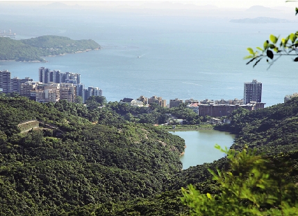 图:从山顶鸟瞰薄扶林水塘